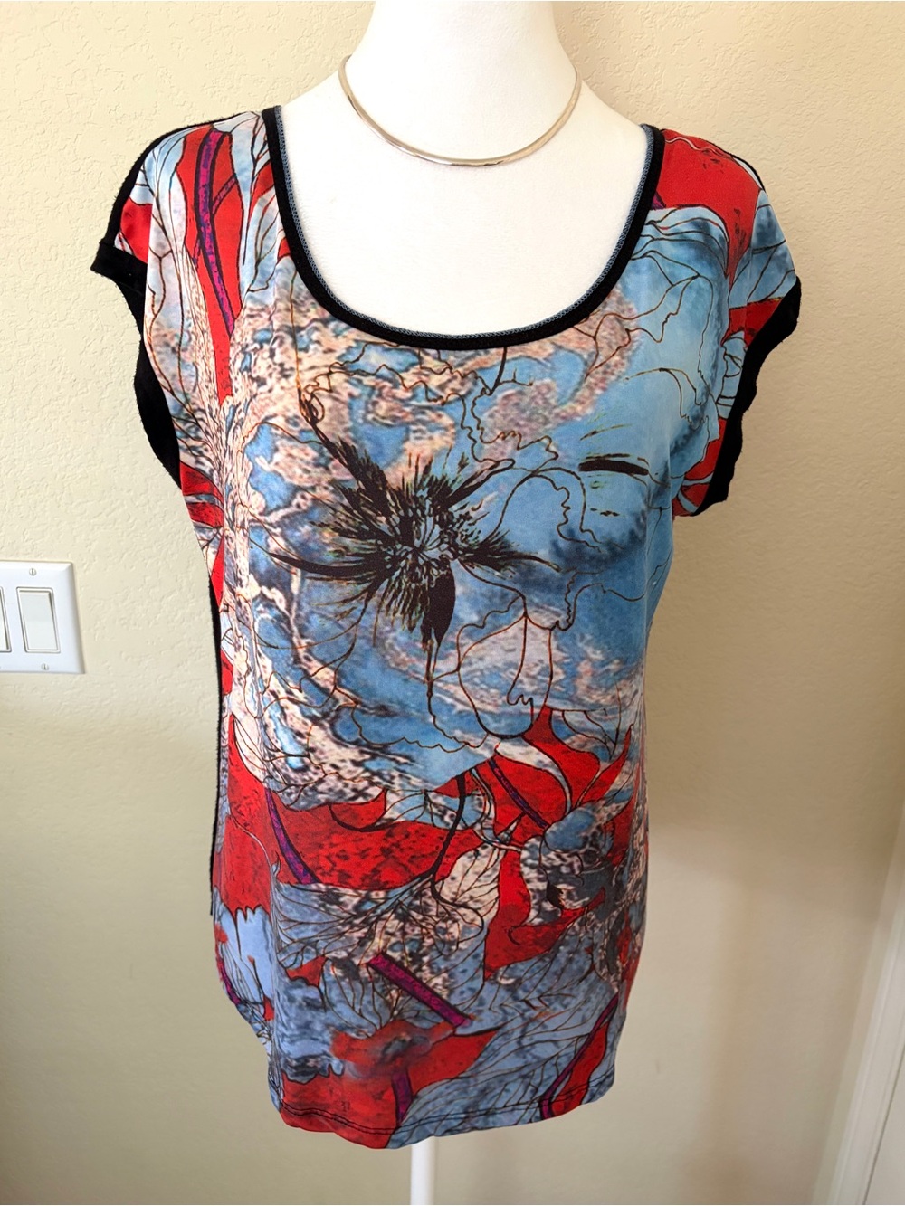 Edista Women's Red & Blue Floral Scoop Neck Top